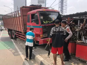 Rem Blong, Truk Bermuatan Barang Tabrak Trotoar di Jalan Ahmad Yani