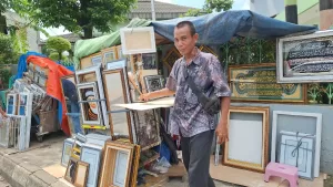 Orderan Foto Prabowo-Gibran Masih Sepi di Lapak Bingkai Pasar Proyek 