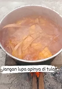 Melestarikan Tradisi, Masak Ketupat Pake Dandang dan Kayu Bakar Buat Lebaran