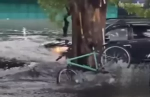 Fotuner Terabas Genangan Bajir di Rawalumbu, Warga: Woiii Pelan -Pelan !!!