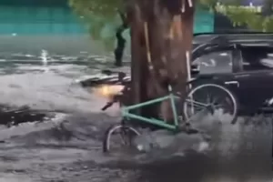 Fotuner Terabas Genangan Bajir di Rawalumbu, Warga: Woiii Pelan -Pelan !!!