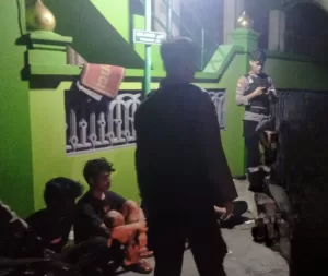 Aksi Polisi Kejar Kawanan Begal di Kp. Pengarengan Terekam CCTV Mesjid