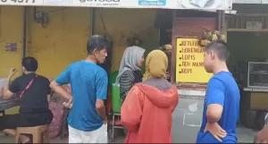 Ketupat Sayur Uni Pipit di Kampung Siluman Selalu Diserbu Pelanggan