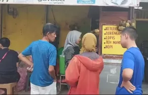 Ketupat Sayur Uni Pipit di Kampung Siluman Selalu Diserbu Pelanggan