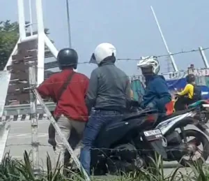 Polisi Cek TKP Diduga Debt Collector Pukul Pemotor di Depan Ruko Suncity Square