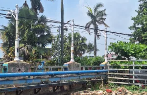 Tumpukan Sampah di Jembatan Kali Jalan H. Sukomartono Bekasi Utara