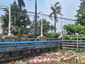 Tumpukan Sampah di Jembatan Kali Jalan H. Sukomartono Bekasi Utara