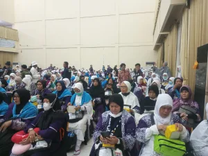 Sebanyak 431 Jemaah Haji Kloter Pertama Asal Kota Bekasi Tiba di Tanah Air