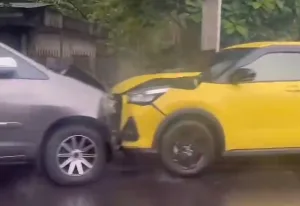 Dua Mobil Adu Banteng di Jalan Kartini, Pengemudi Sudah Beramai