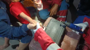 Jari Tangan Seorang Anak di Mustikajaya Tersangkut Baut Besi, Damkar “Turun Tangan”