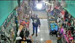 Penodong Bercelurit Minta Shockbreaker Kocar Kacir Saat Pegawai Toko Sparepart Keluarkan Golok