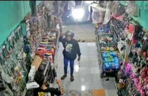 Penodong Bercelurit Minta Shockbreaker Kocar Kacir Saat Pegawai Toko Sparepart Keluarkan Golok