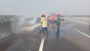 4 Mobil Damkar Padamkan Mobil Nissan Xtrail Terbakar di Tol MBZ KM 37 Arah Cikampek
