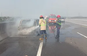 4 Mobil Damkar Padamkan Mobil Nissan Xtrail Terbakar di Tol MBZ KM 37 Arah Cikampek