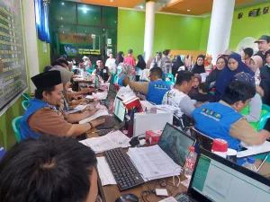 Warga Tambun Selatan Ramai-Ramai Sambangi Kantor Desa Mangunjaya, Ada yang Kesulitan Saat Diminta Email