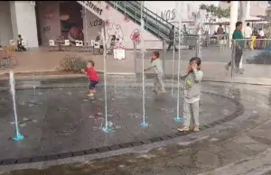 Wajah Gembira Bocah-Bocah Main Air Mancur di Mall AEON Cikarang