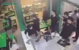 Cekcok Anak Punk dan Pengunjung Warkop di Mustika Jaya Gegara Tak Dikasih Uang