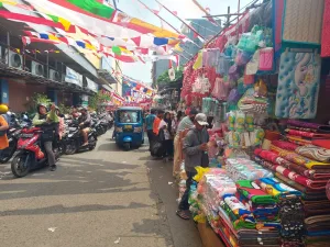 Hunting Pernak Pernik 17 Agustusan di Pasar Jatinegara, dari Sandal Bakiak hingga Karung Goni
