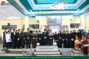 Jelang HUT RI ke-79, Pejabat Pemkab Bekasi dan Ponpes Attaqwa Gelar Apel Penghormatan Pahlawan di Makam KH. Noer Alie