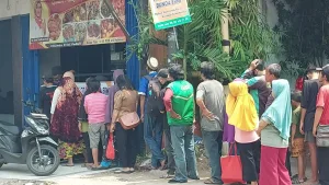 Dari Ojol hingga Pemulung Antre Ambil Makan Gratis di Warung Makan Bunda Erni Yusfa