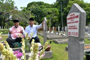 Pilgub Jabar, Ahmad Syaiku – Ilham Habibie Ziarah ke Makam BJ Habibie