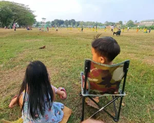 Piknik Tipis-Tipis Nonton Sepak Bola Sore Hari