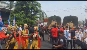Pilwalkot Bekasi 2024, Tri Adhianto – Abdul Harris Bobihoe Diarak Daftar ke KPU Kota Bekasi