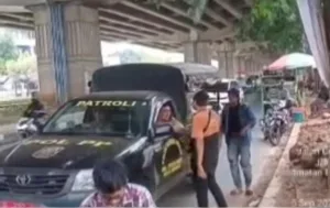 Viral, Petugas Satpol PP Diduga Pungli ke Pedagang Kaki Lima di Jalan KH. Noer Alie Kalimalang