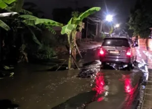 Jalan Kranggan Seperti Kubangan Kerbau, Warga Tanam Pohon Pisang di Tengah Jalan