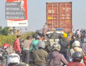 Truk Trailer Mogok, 2 Pengemudi Motor Kecelakaan Beruntun di Fly Over Kranji