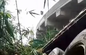 Ini Kronologi Mobil Truk Trailer “Terjun” dari Atas Tol Cibitung-Cilincing