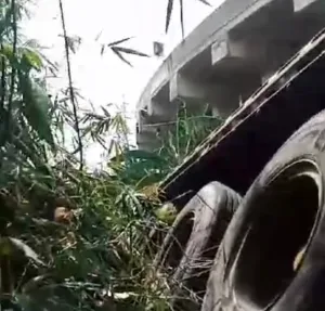 Ini Kronologi Mobil Truk Trailer “Terjun” dari Atas Tol Cibitung-Cilincing