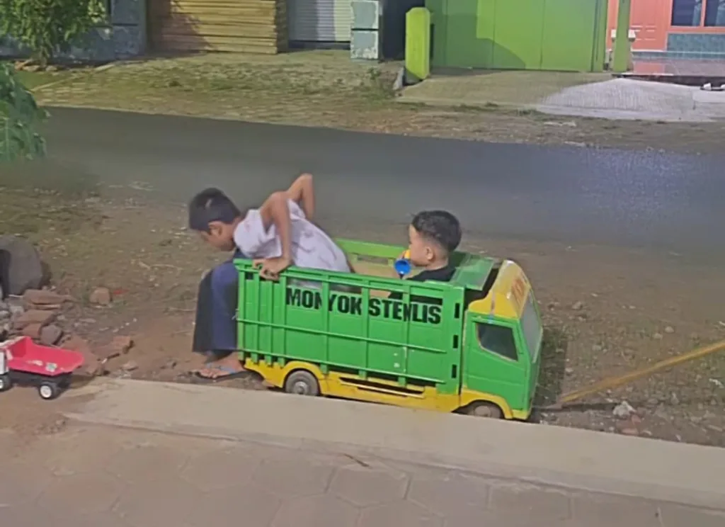 Mainan Mobil Truk/infobekasi/Foto: Adi Trobas