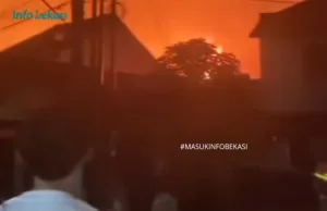 Gudang Furniture di Jatibening Dilalap si Jago Merah