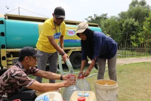 Yili Indonesia Dairy Salurkan Bantuan 80.000 Liter Air Bersih di Cikarang