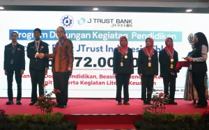 Dukung Pendidikan Vokasi, J Trust Bank Salurkan Bantuan kepada SMK Mitra Industri MM2100