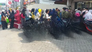 Emak – Emak hingga Remaja di Tambun Antre Beli Roti, Ini Penyebabnya