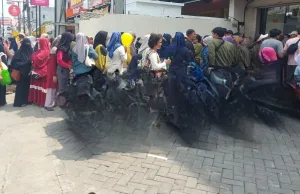 Emak – Emak hingga Remaja di Tambun Antre Beli Roti, Ini Penyebabnya