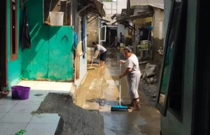 Warga Bersihkan Sisa Lumpur Akibat Banjir Luapan Kali Bekasi
