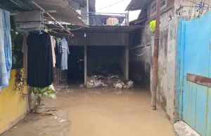 Dampak Kali Bekasi Meluap, Ratusan Warga Teluk Pucung Bersihkan Sisa Lumpur