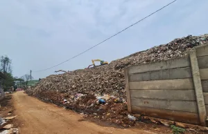 Tembok TPA Burangkeng Roboh Akibat Longsor Tumpukan Sampah