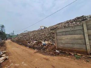 Tembok TPA Burangkeng Roboh Akibat Longsor Tumpukan Sampah