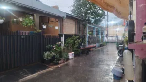 Jelang Magrib Hujan Turun di Kaliabang Tengah, Warga Ramai Angkat Jemuran