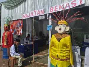 Ada Ondel-ondel di TPS Jatiasih, Warga Berbondong-bondong Datang Nyoblos