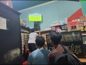 Nasionalisme Bangkit Saat Nobar Indonesia Lawan Jepang di Warkop
