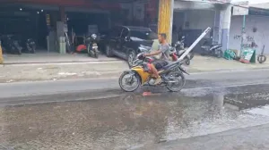 Warga Mengeluh Jalan Raya Mangunjaya Becek dan Licin Apalagi Saat Musim Hujan