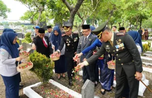 Ketua DPRD Kota Bekasi Peringati Hari Pahlawan dengan Tabur Bunga