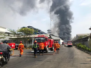 Kebakaran Pabrik di Jalan Kaliabang, Seorang Petugas Pemadam Dilarikan ke RS