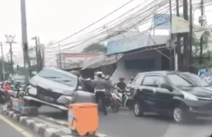 Dua Mobil Nyangkut di Median Jalan di Bekasi