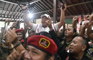 Heri Koswara Diangkat Saat Nyanyikan Lagu Bongkar Milik Iwan Fals